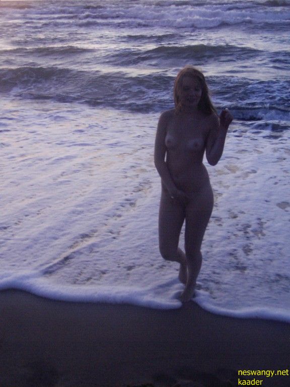 Amateur_Nude_Photos_-_Stripping_Hot_Blonde_Coed41.jpg
