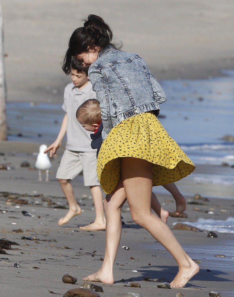 Selena-Gomez-Upskirt-Panty-Peek-At-Malibu-Beach-With-Her-Family-02.jpg
