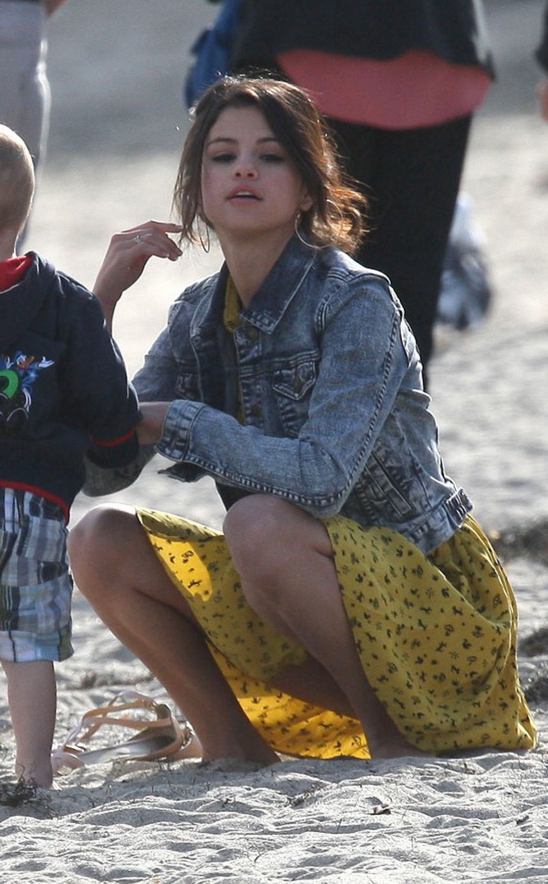 Selena-Gomez-Upskirt-Panty-Peek-At-Malibu-Beach-With-Her-Family-05.jpg
