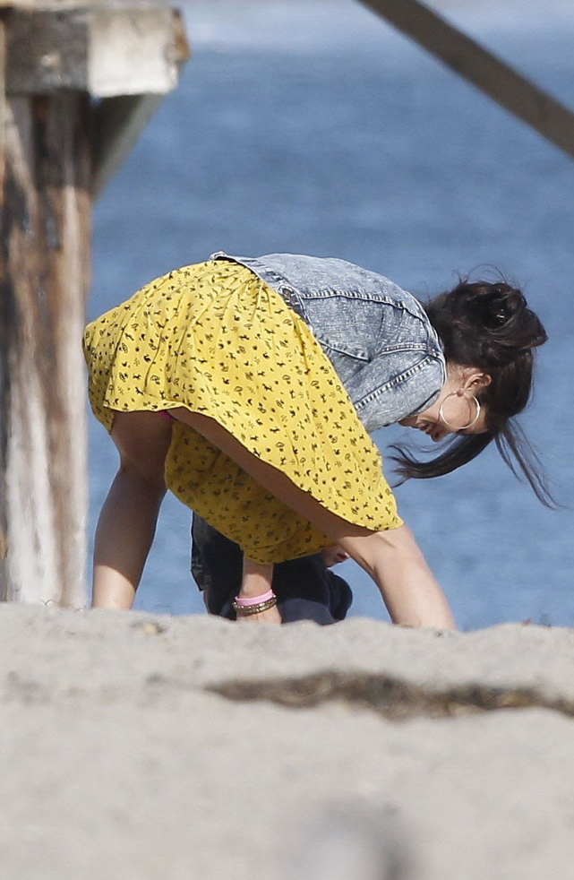 Selena-Gomez-Upskirt-Panty-Peek-At-Malibu-Beach-With-Her-Family-03.jpg