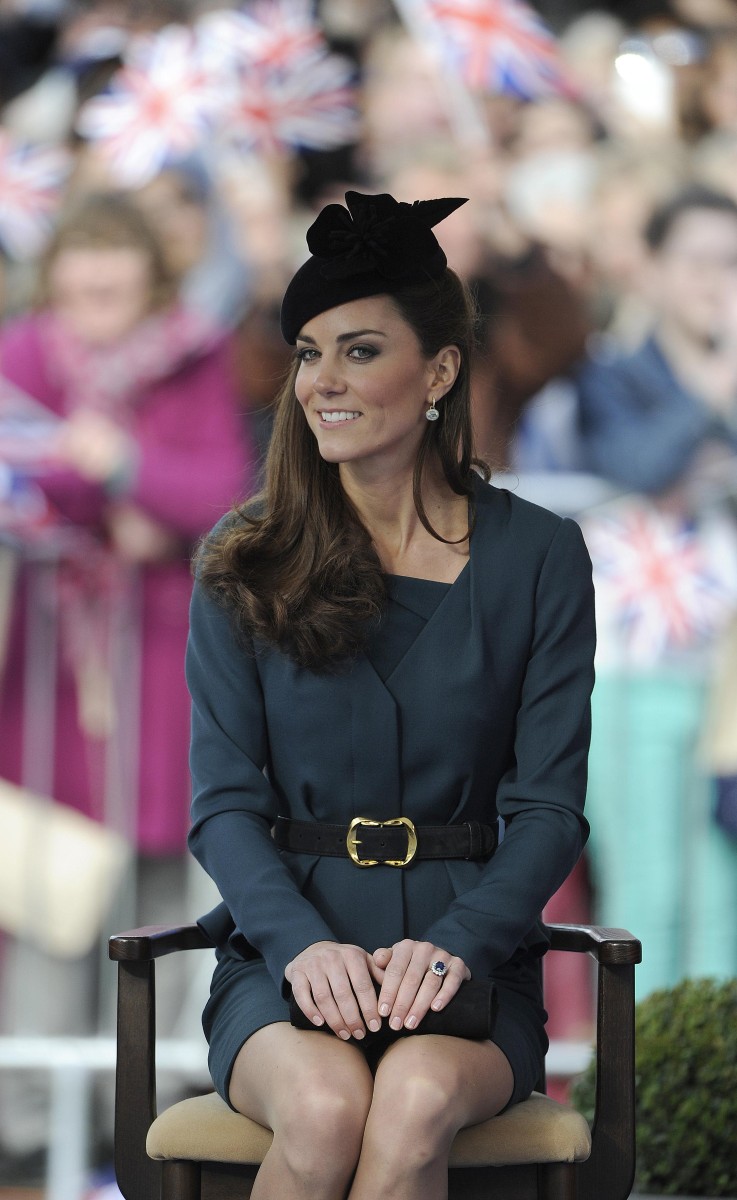 Kate-Middleton-Upskirt-Panty-Peek-At-Queen-Elizabeth-IIs-Diamond-Jubilee-Tour-In-Leicester-02.jpg